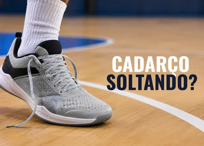 Cadarço do tênis esportivo desamarrando durante o jogo