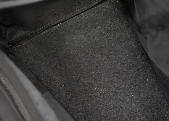 Fundo da bolsa esportiva acumulando sujeira e resíduos de treino