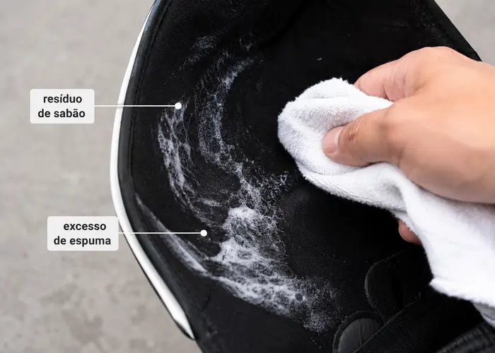 Resíduo de sabão deixando tecido e espuma esportiva rígidos