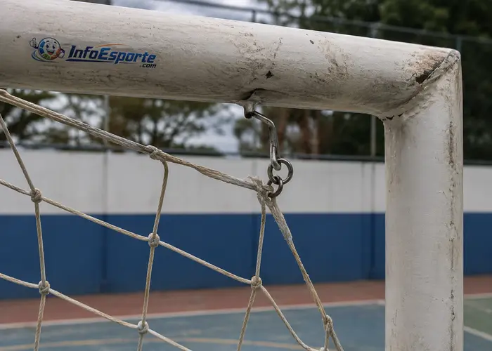 Gancho torto na trave deixando a rede do gol frouxa
