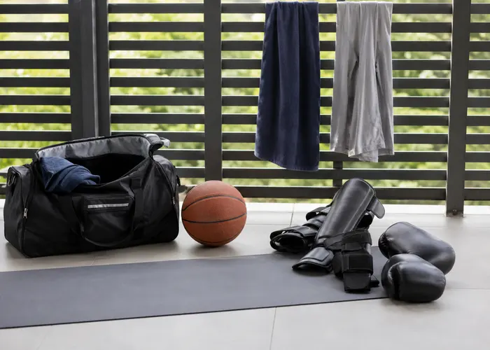 Equipamentos esportivos secando em local ventilado depois da limpeza