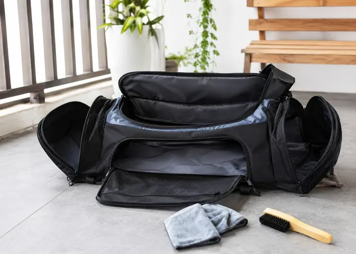 Bolsa esportiva aberta secando em local ventilado depois da limpeza
